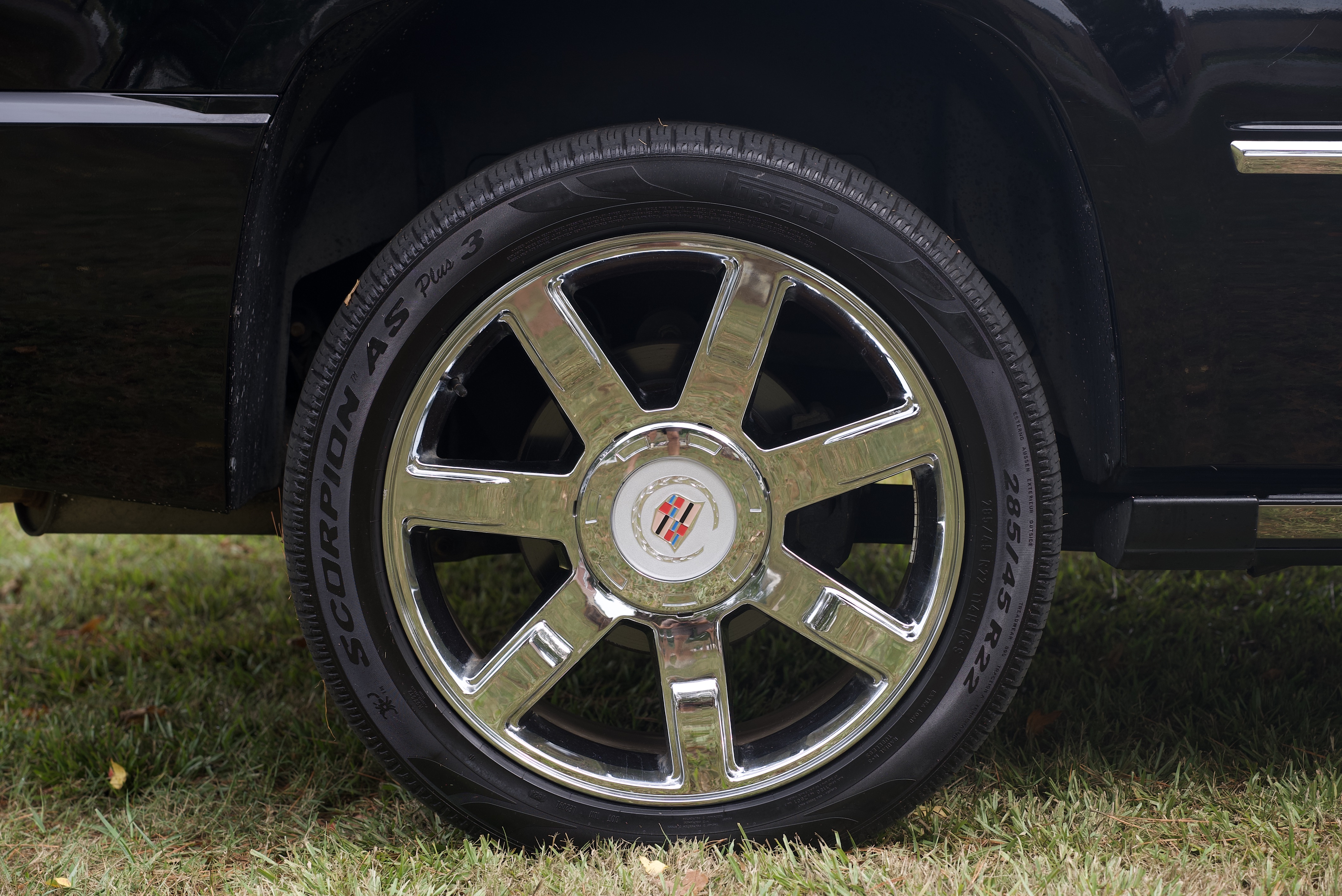 Used 2011 Cadillac Escalade Premium AWD/4WD image 11