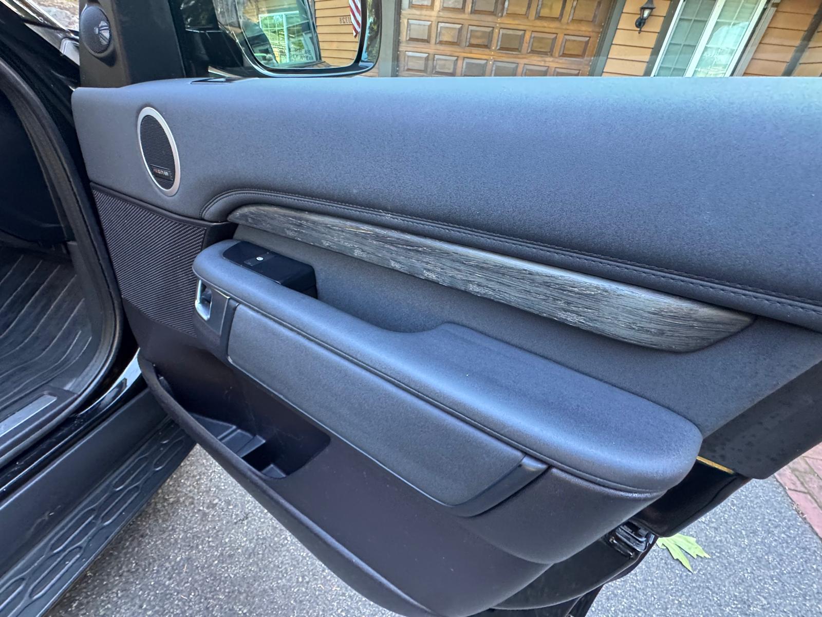 Used 2018 Land Rover Discovery HSE AWD/4WD image 14