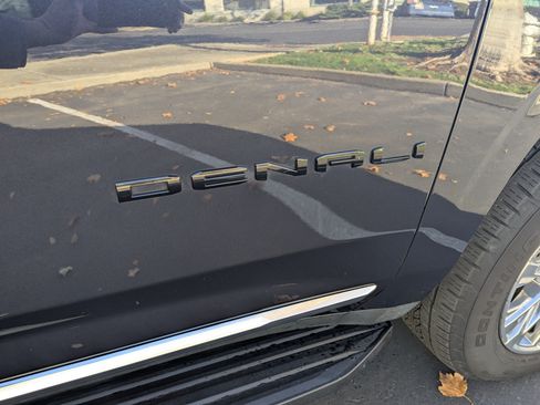 Used 2023 GMC Yukon XL Denali image 11