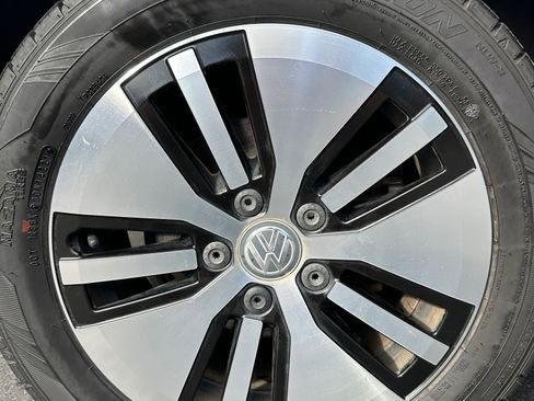 Used 2016 Volkswagen e-Golf SE w/ DC Fast Charging Package image 17