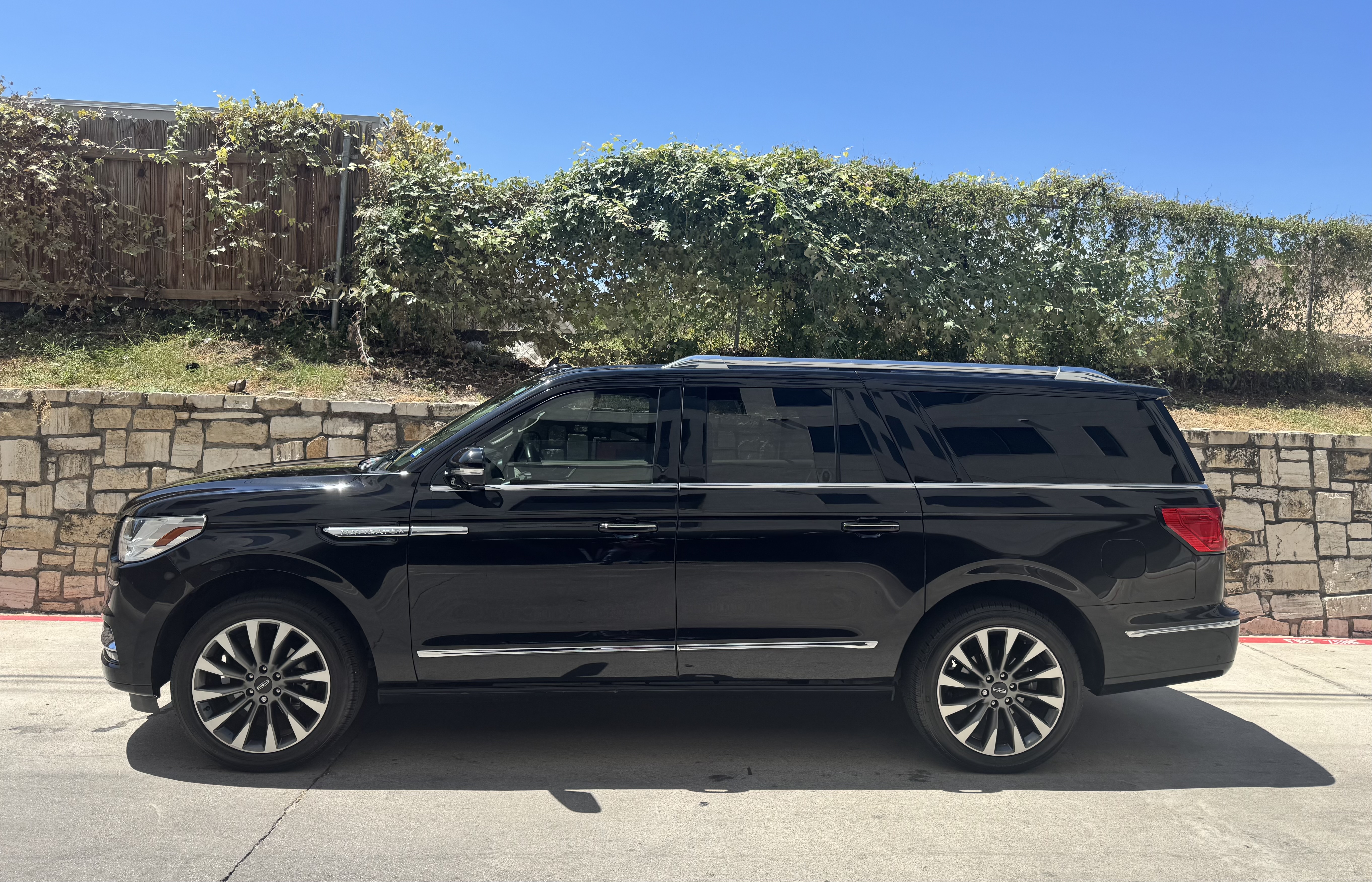 Used 2021 Lincoln Navigator L Reserve RWD image 1