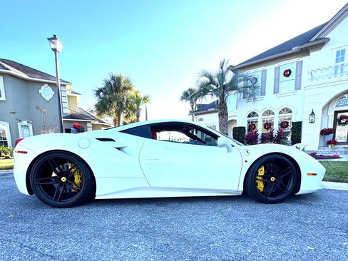 Used 2018 Ferrari 488 GTB image 1