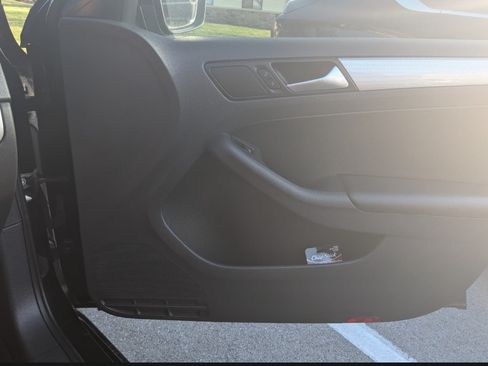 Used 2017 Volkswagen Jetta S w/ Jetta S Cold Weather Package image 9