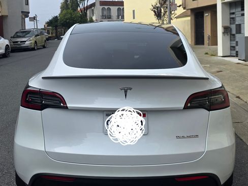 Used 2023 Tesla Model Y Performance image 8