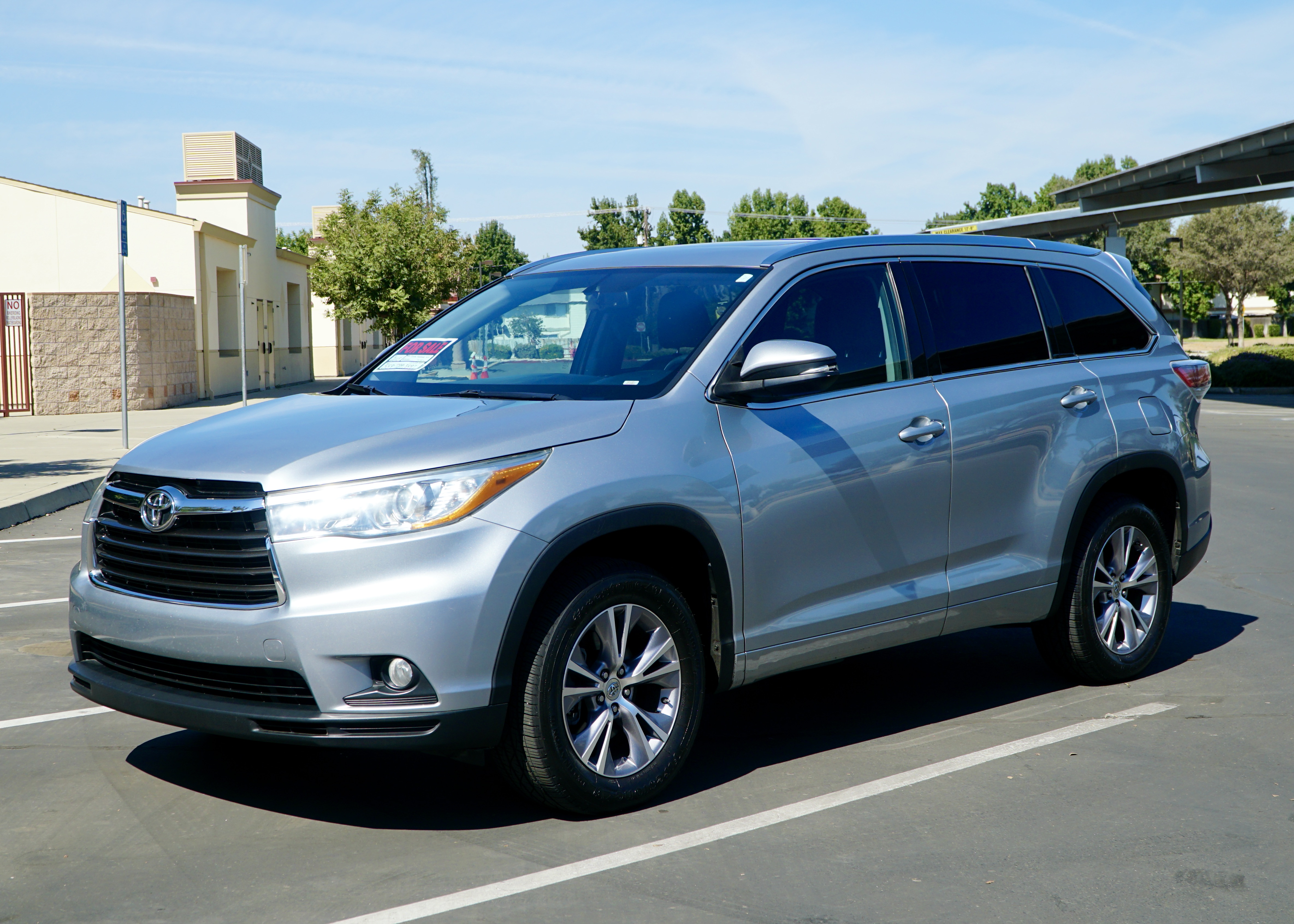Used 2015 Toyota Highlander XLE FWD image 2