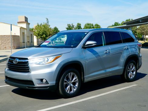 Used 2015 Toyota Highlander XLE FWD image 2