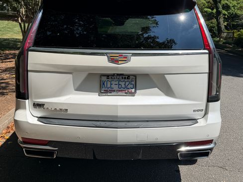 Used 2022 Cadillac Escalade Premium Luxury AWD/4WD image 10