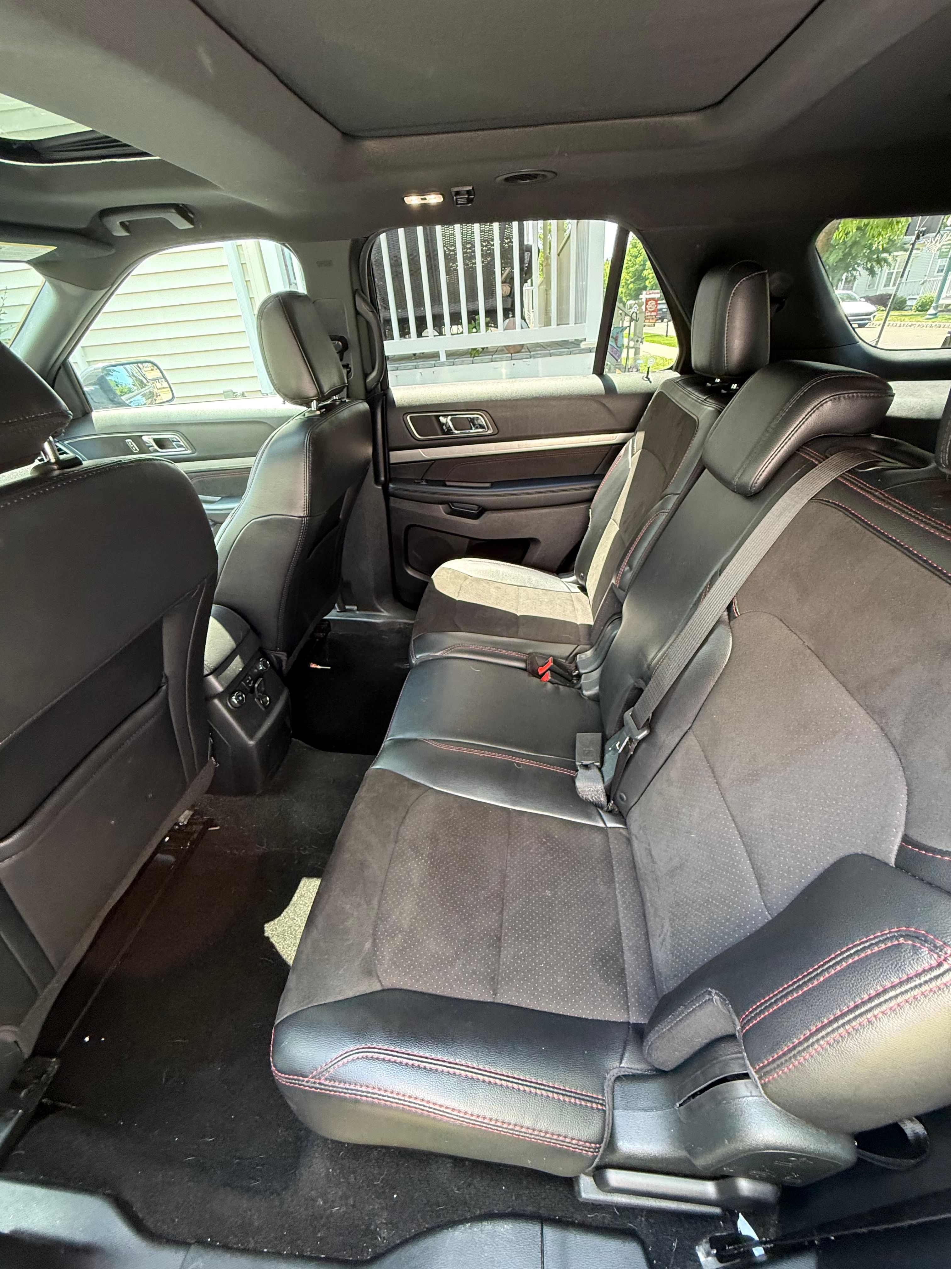 Used 2018 Ford Explorer XLT w/ Equipment Group 202A AWD/4WD image 5