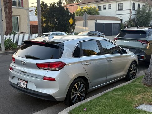 Used 2018 Hyundai Elantra GT w/ Style Package 02 FWD image 2