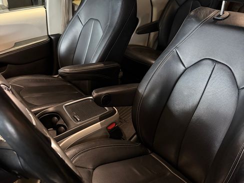 Used 2022 Chrysler Pacifica Touring-L image 5