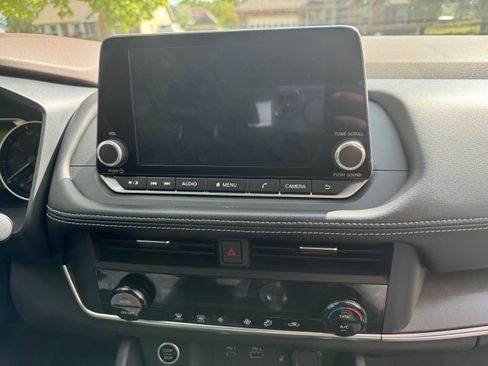 Used 2023 Nissan Rogue SV image 16