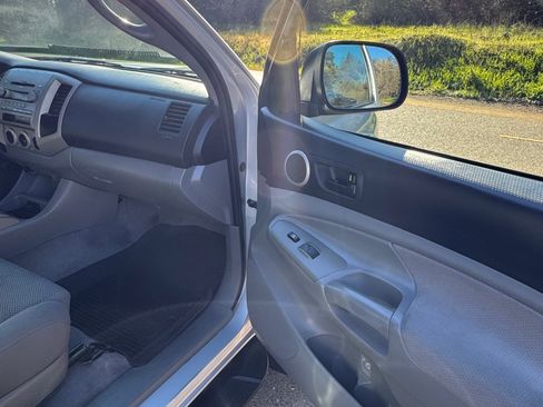 Used 2005 Toyota Tacoma PreRunner image 15