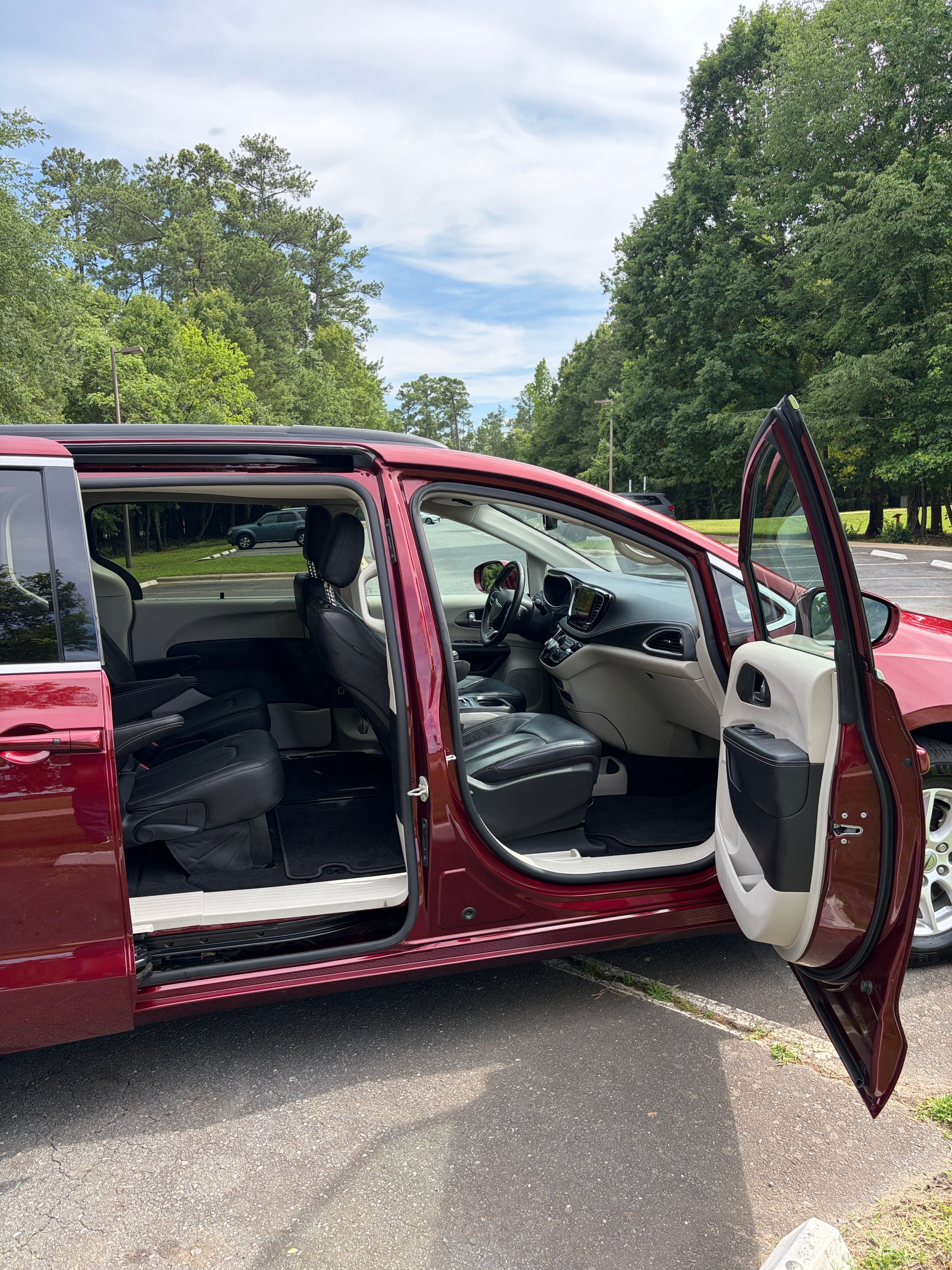 Used 2022 Chrysler Pacifica Touring-L FWD image 14