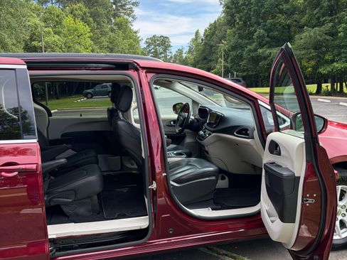 Used 2022 Chrysler Pacifica Touring-L FWD image 14