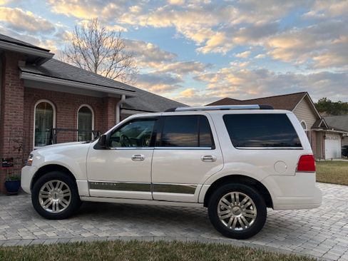 Used 2011 Lincoln Navigator 2WD image 11