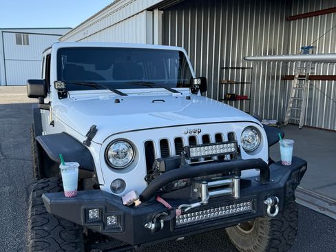 Used 2017 Jeep Wrangler Unlimited Sahara w/ Connectivity Group AWD/4WD image 14