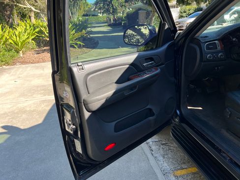 Used 2009 Chevrolet Suburban 2500 LT AWD/4WD image 16