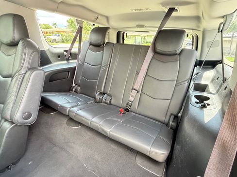 Used 2017 Cadillac Escalade ESV Luxury RWD image 12
