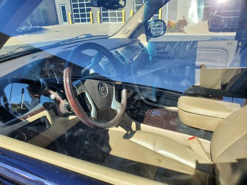 Used 2011 Cadillac Escalade Luxury image 5