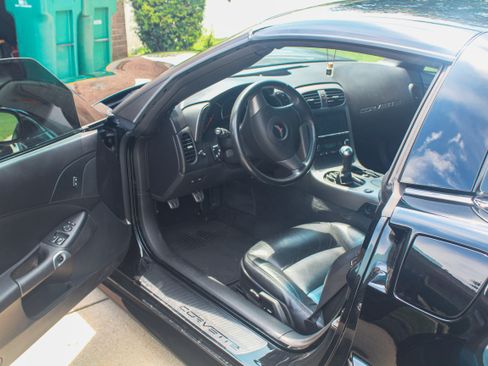 Used 2006 Chevrolet Corvette Coupe w/ Performance Package RWD image 8