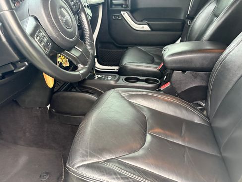 Used 2015 Jeep Wrangler Unlimited Sahara w/ Connectivity Group image 11