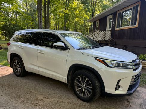 Used 2017 Toyota Highlander XLE AWD/4WD image 1