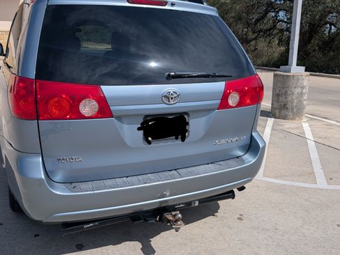 Used 2010 Toyota Sienna LE image 2