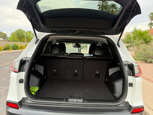 Used 2020 Jeep Cherokee Latitude Plus w/ Advanced Safety Group FWD image 5