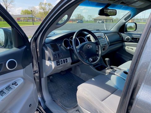 Used 2011 Toyota Tacoma 4x4 Double Cab w/ TRD Sport Pkg w/JBL Audio image 9