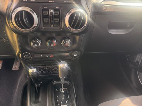 Used 2015 Jeep Wrangler Unlimited Sport w/ Quick Order Package 24S AWD/4WD image 10