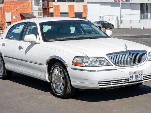 Used 2008 Lincoln Town Car Signature Limited RWD image 9