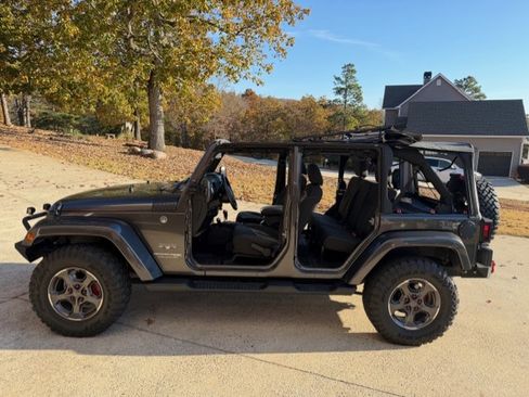 Used 2018 Jeep Wrangler Unlimited Sahara w/ Connectivity Group image 1