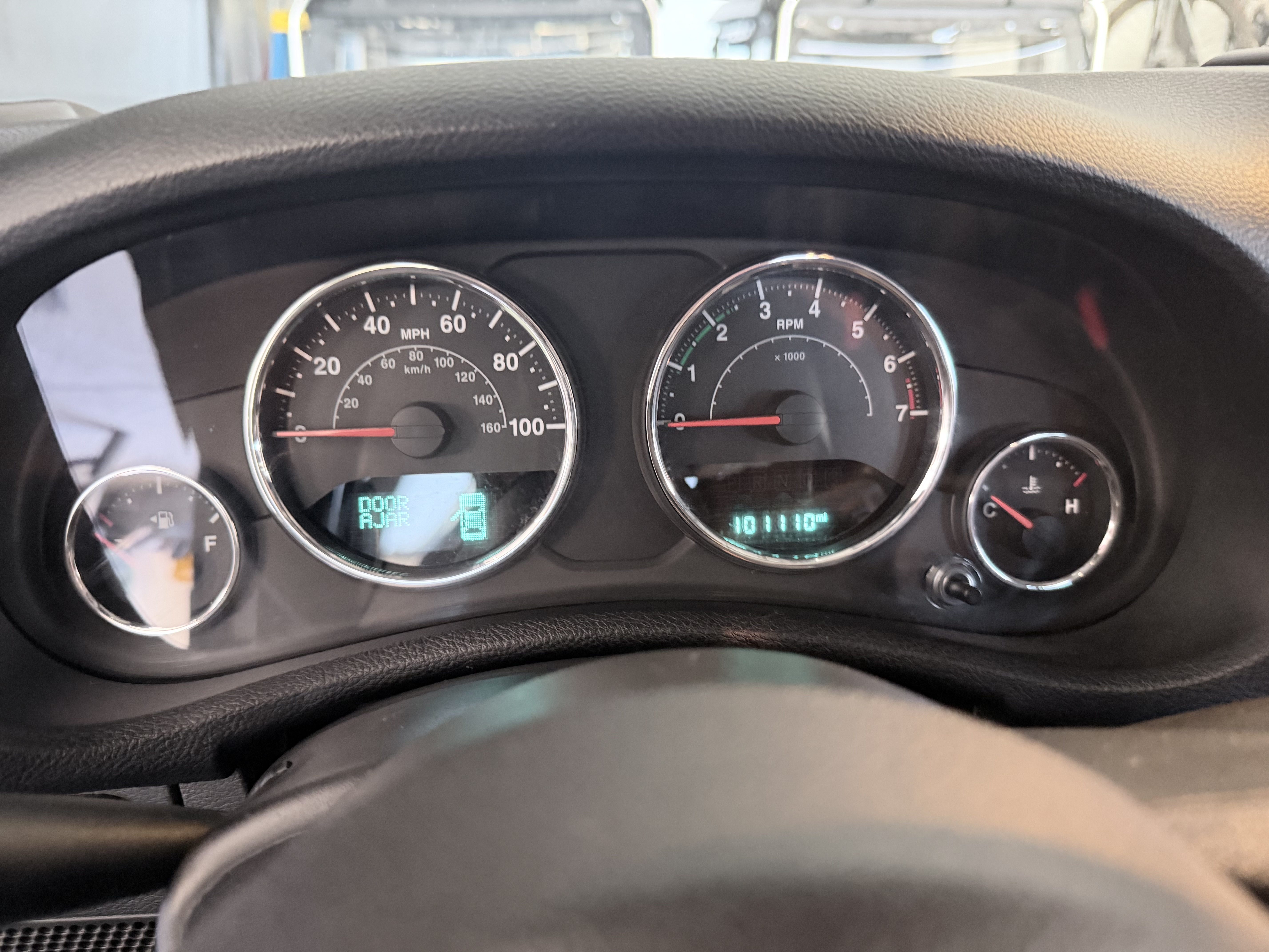 Used 2015 Jeep Wrangler Unlimited Rubicon w/ Connectivity Group AWD/4WD image 13
