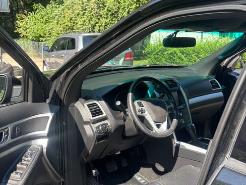 Used 2013 Ford Explorer XLT FWD image 4