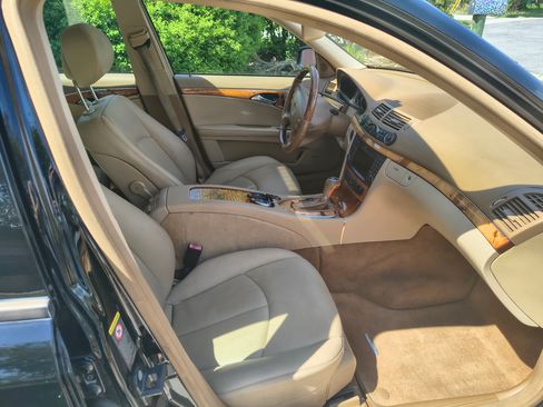 Used 2009 Mercedes-Benz E 350 4MATIC Sedan image 9