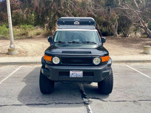Used 2010 Toyota FJ Cruiser 4WD image 2