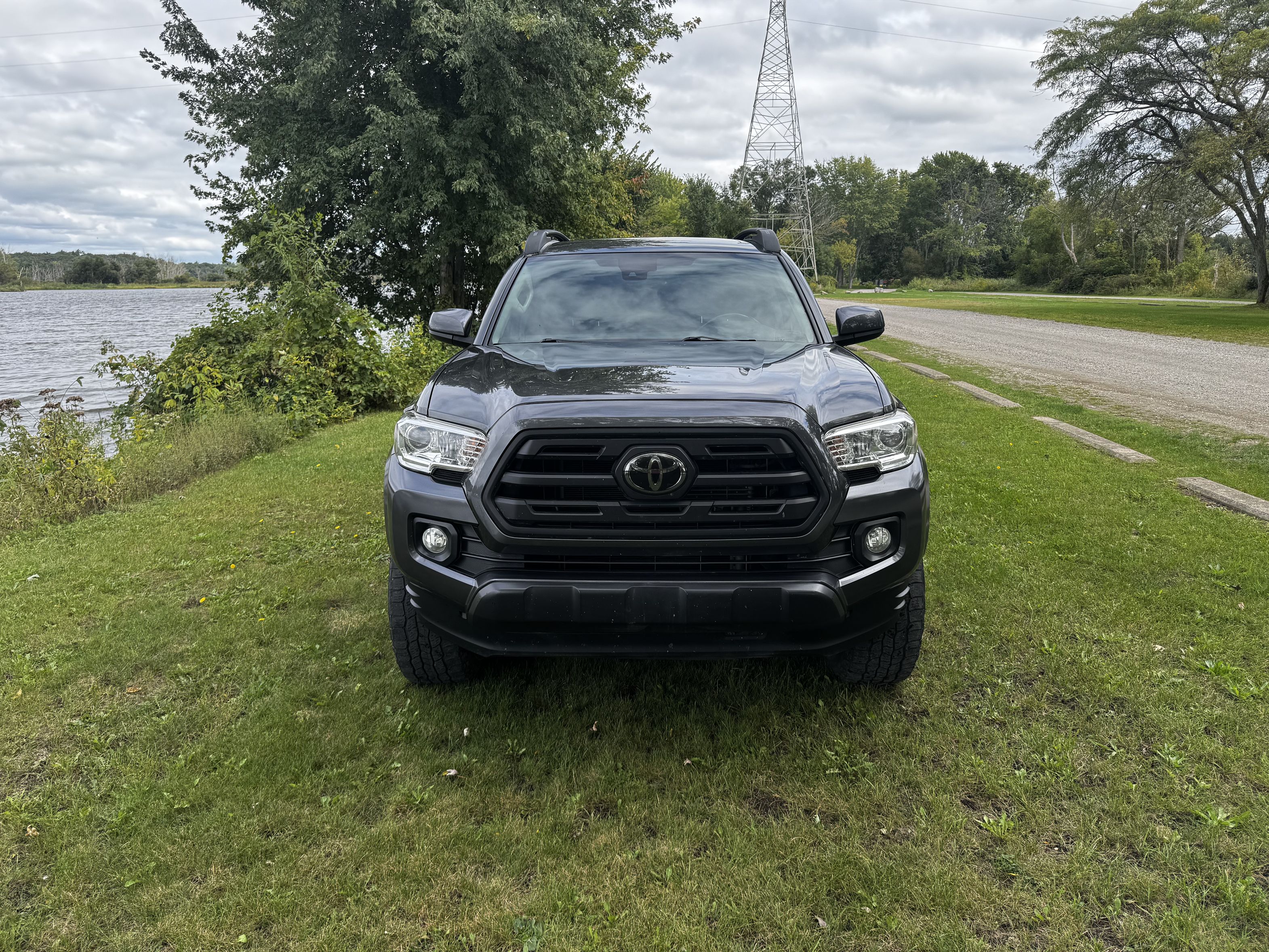 Used 2019 Toyota Tacoma SR5 AWD/4WD image 2