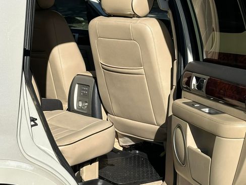 Used 2005 Lincoln Navigator 4WD image 11