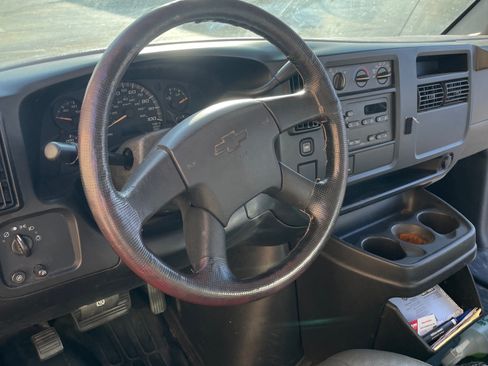 Used 2003 Chevrolet Express 2500 image 12