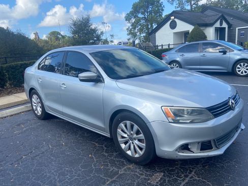Used 2013 Volkswagen Jetta SE FWD image 1