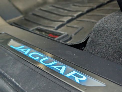 Used 2019 Jaguar F-PACE SVR image 26