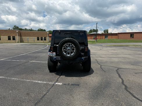 Used 2016 Jeep Wrangler Unlimited Sahara w/ Max Tow Package AWD/4WD image 2