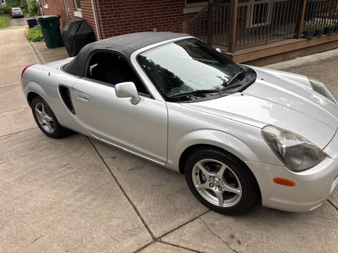 Used 2000 Toyota MR2 RWD image 2