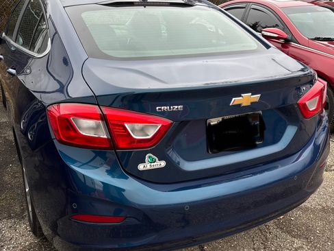 Used 2019 Chevrolet Cruze LT w/ Convenience Package FWD image 2