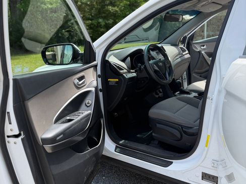 Used 2018 Hyundai Santa Fe Sport w/ Cargo Package FWD image 6