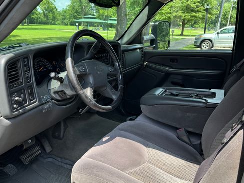 Used 2006 Chevrolet Silverado 2500 LT w/ Heavy-Duty Power Package AWD/4WD image 9