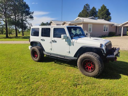 Used 2013 Jeep Wrangler Unlimited Sahara w/ Connectivity Group image 8