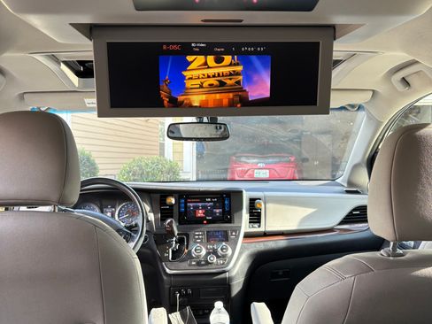 Used 2016 Toyota Sienna Limited Premium image 2