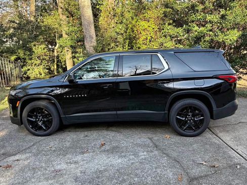 Used 2022 Chevrolet Traverse LS image 1