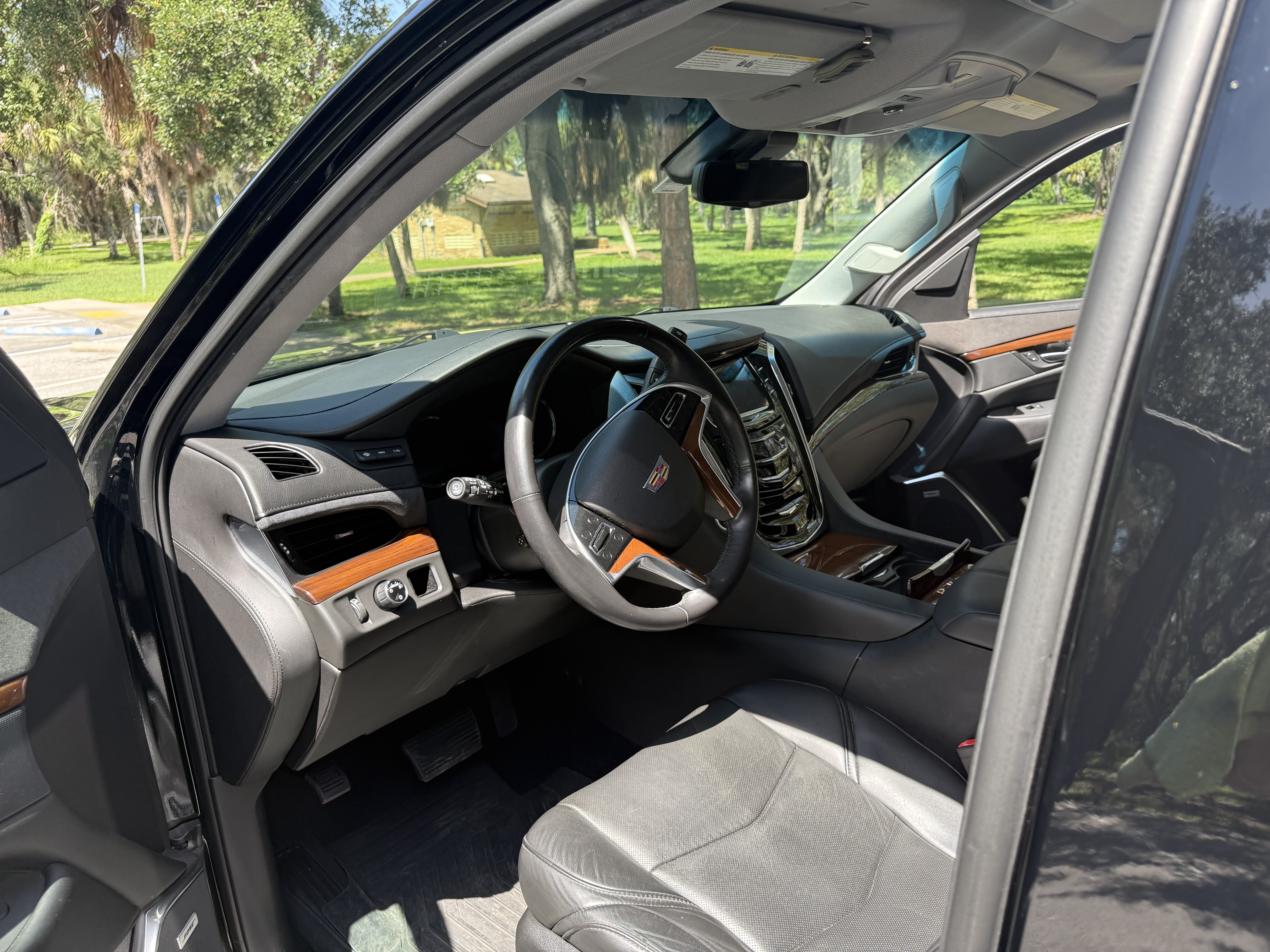 Used 2018 Cadillac Escalade Luxury RWD image 9